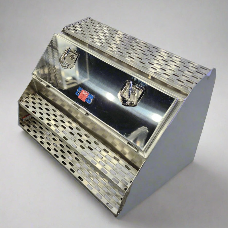 ME-482 Merritt 36 SADDLEBOX W/ SMOTH DOOR & STEP